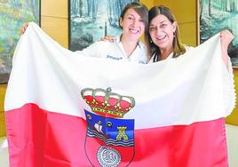 Sonia Saiz , junto a Buruaga. en el despacho de la presidenta con la bandera de Cantabria.