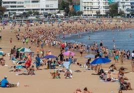 La Segunda playa de El Sardinero, colmada de gente este jueves, día del Pilar.