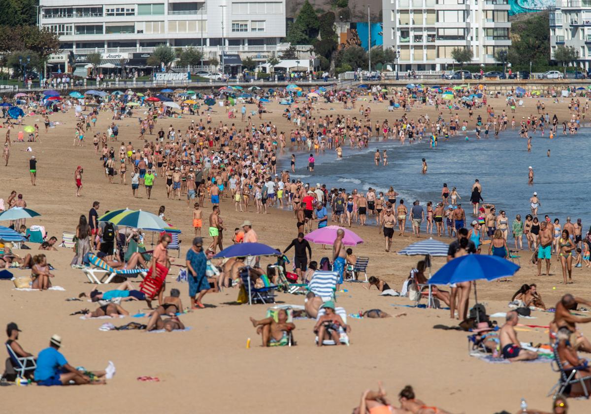 La Segunda playa de El Sardinero, colmada de gente este jueves, día del Pilar.