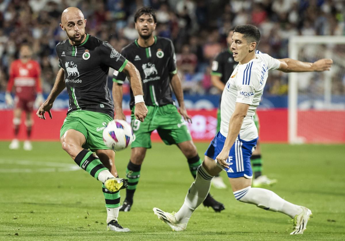 Ekain trata de controlar el balón ante un jugador del Zaragoza en el partido que el Racing disputó en La Romareda.