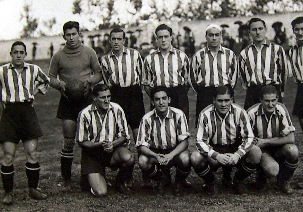 Cuca, Gutiérrez, Ceballos, Ilardia, Ibarra, Larrínaga y Milucho. Agachados, García, Germán, Chas y Pombo.