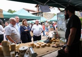 La presidenta de Cantabria, junto a los alcaldes de Liérganes y Villacarriedo, conversando con un quesero.