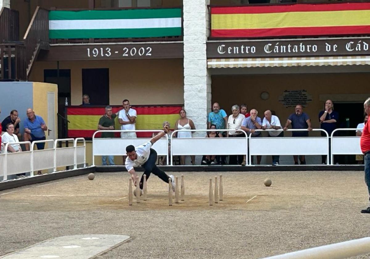 Víctor González durante su tirada de la primera fase en el Torneo Bahía de Cádiz.