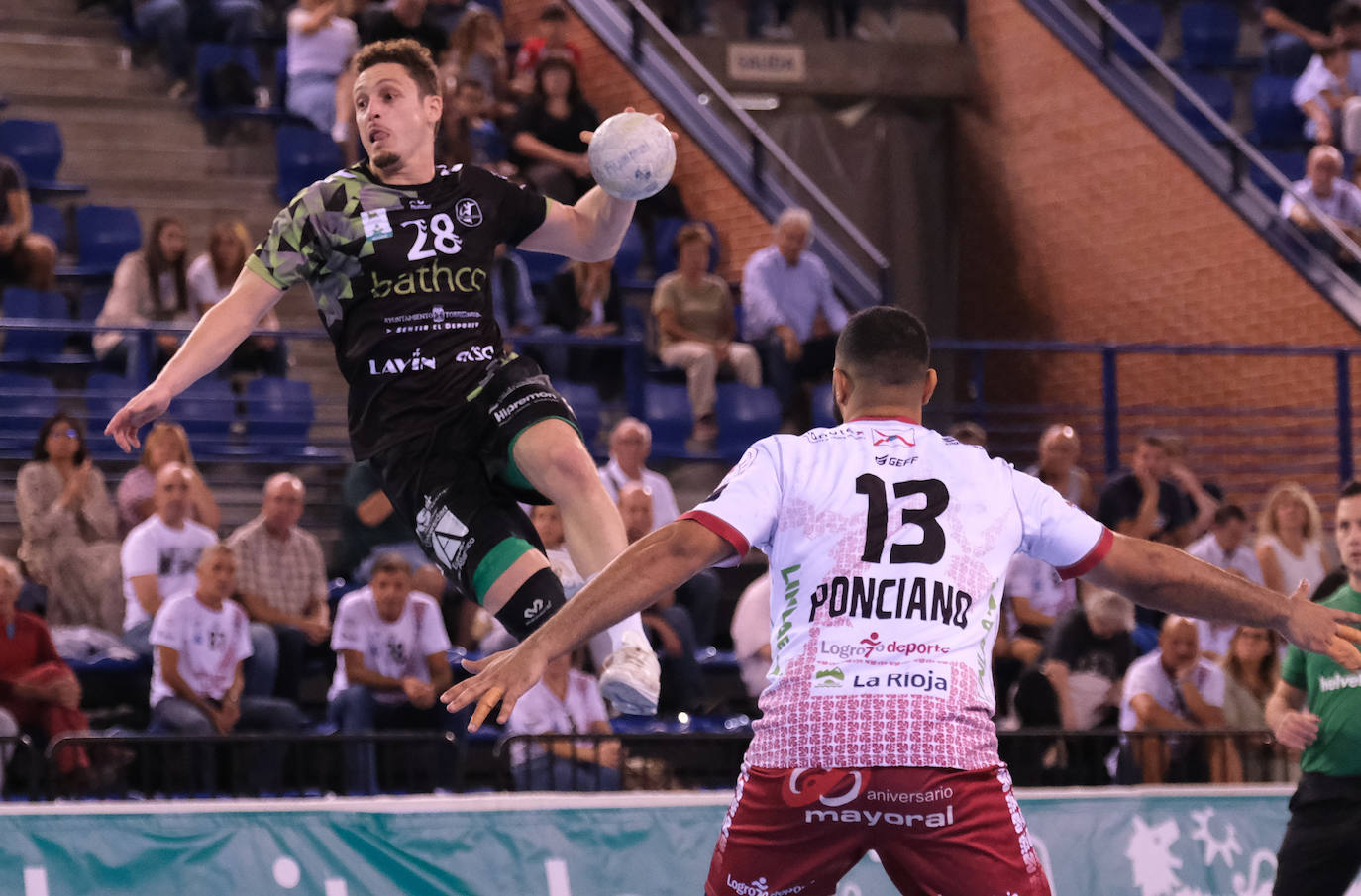 Oswaldo Maestro, en pleno salto para tratar de batir al meta del Logroño. 