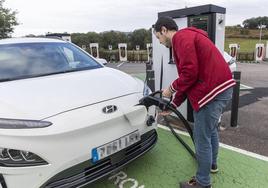 Cargadores eléctricos en un área de servicio de Reocín.