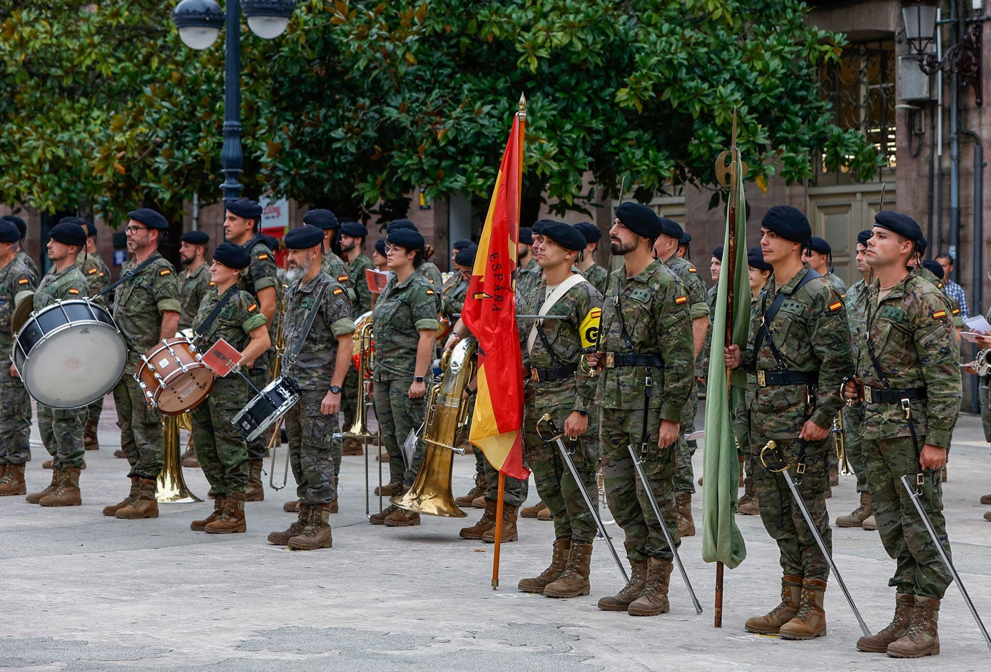 La enseña nacional preside el ensayo en el Bulevar Demetrio Herrero.