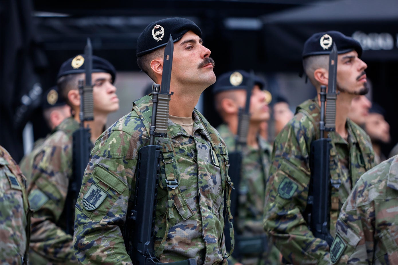 Los soldados, en posición de firmes durante la preparación del acto.