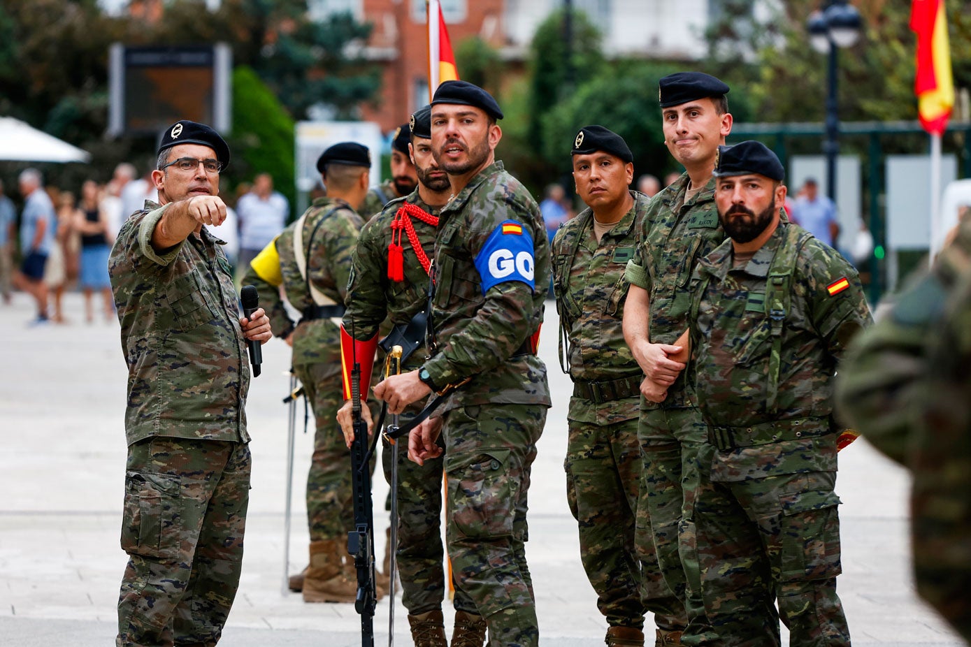 Un mando da instrucciones durante el ensayo.