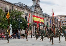 Los soldados del Regimiento Garellano 45, formados ante el Ayuntamiento.