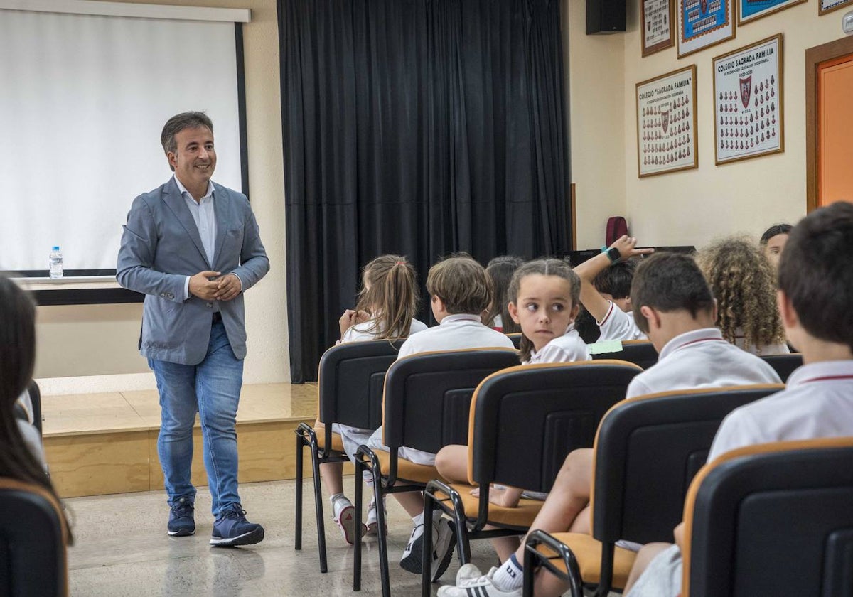 El alcalde, Diego Movellán, durante una visita al colegio Sagrada Familia.