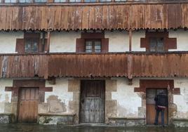 Fachada de la casona Madrazo, en la plaza que lleva el nombre del cirujano pasiego.