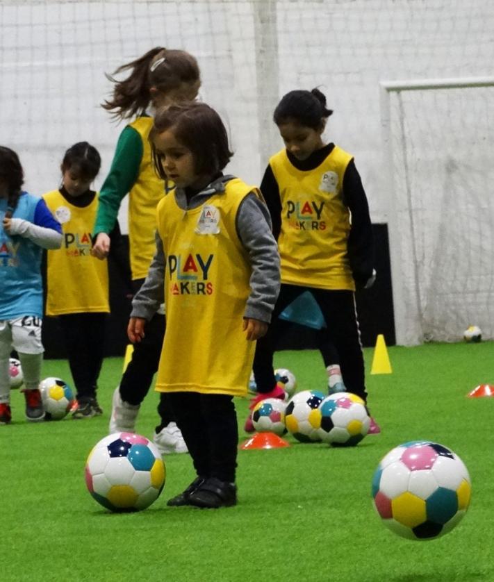 Imagen secundaria 2 - 1. Cantera. Algunas de las niñas del programa Play Markers de la Federación Cántabra. | 2. Entre cinco y ocho años. La nueva actividad, patrocinada por Disney, tiene a las más jovenes como objetivo.