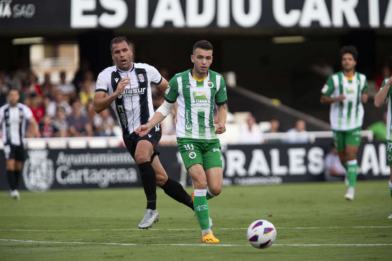 Íñigo Vicente controla la pelota ante Ortuño, del Cartagena. 