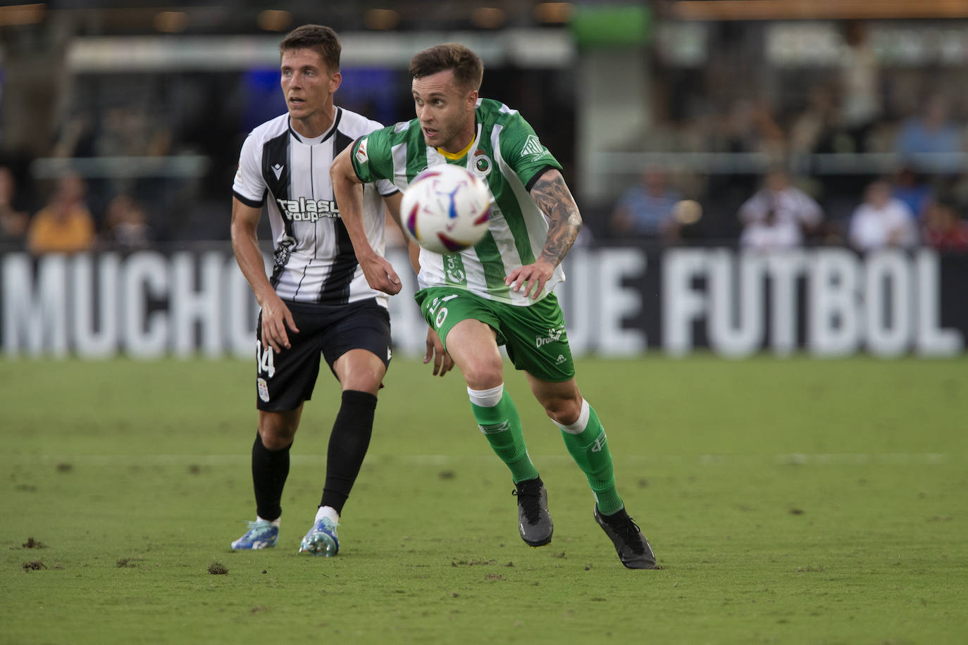 Dani Fernández trata de llegar al balón. 