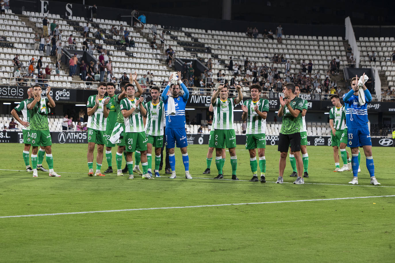 Los jugadores del Racing celebran su primer triunfo fuera de casa ante los racinguistass que estuvieron en Cartagonova. 