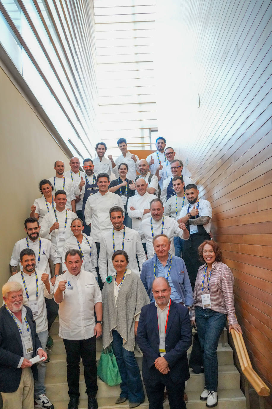 Miembros del jurado posan junto a los participantes del VI Concurso Nacional de Ensaladillas en Gastronomika. De negro y en el centro está la cántabra María Bedia.