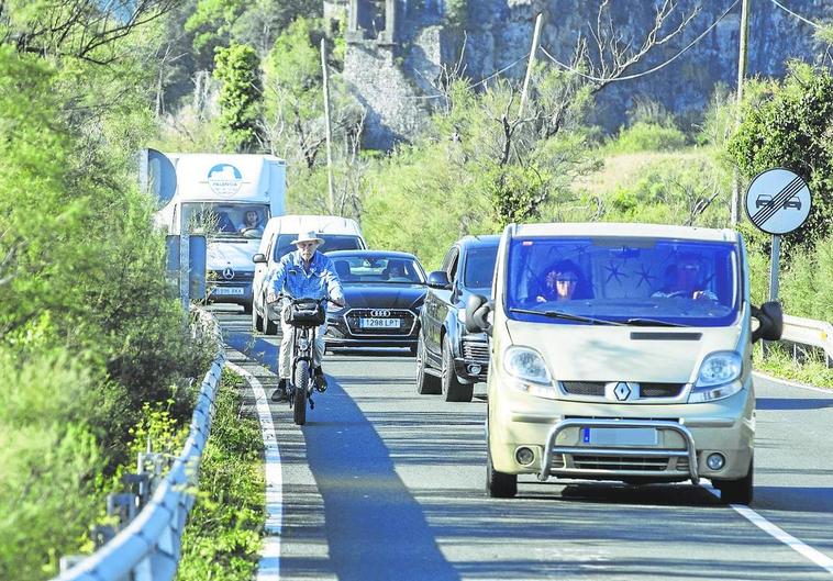 Los turismos circulan detrás de los ciclistas a la espera de que el carril contrario esté libre de vehículos para poder adelantar.