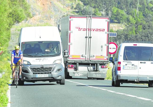 El riesgo para los ciclictas y los conductores es evidente.