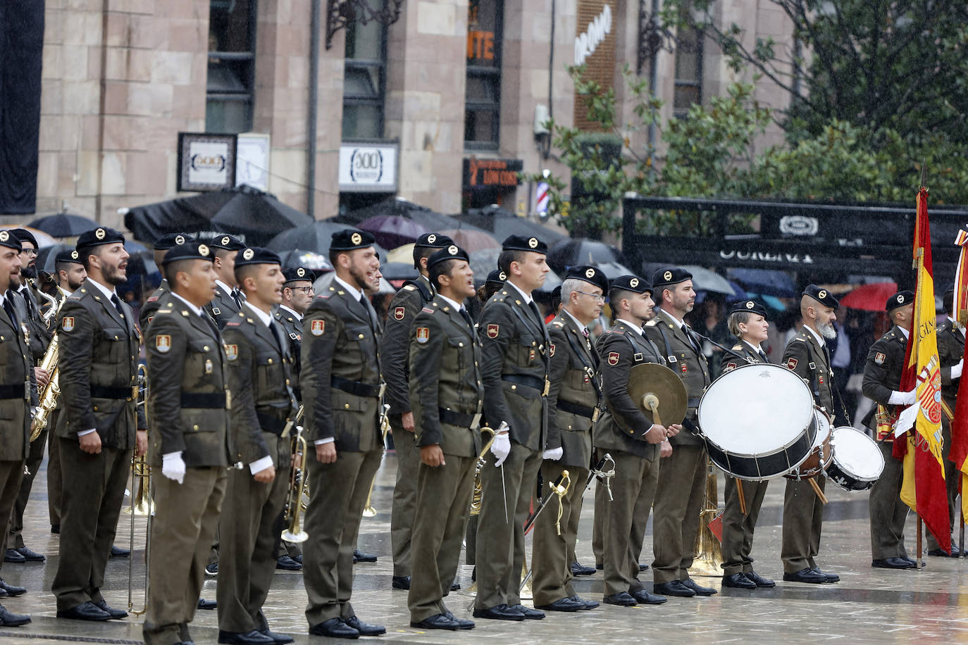 Los soldados, en posición de firmes, cantan uno de sus himnos.