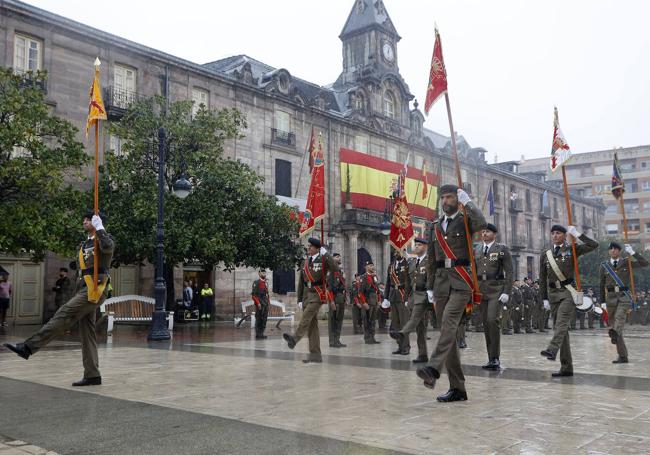 Los militares han protagonizado un emotivo y vistoso desfile en el centro de la ciudad cántabra.