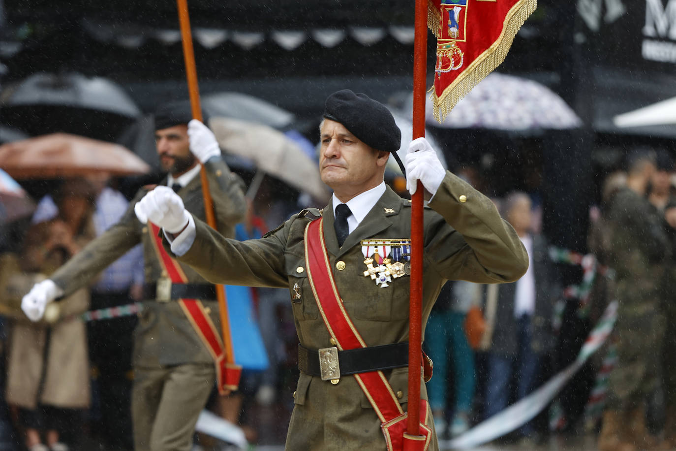 Desfile de los militares, empapados por la lluvia.