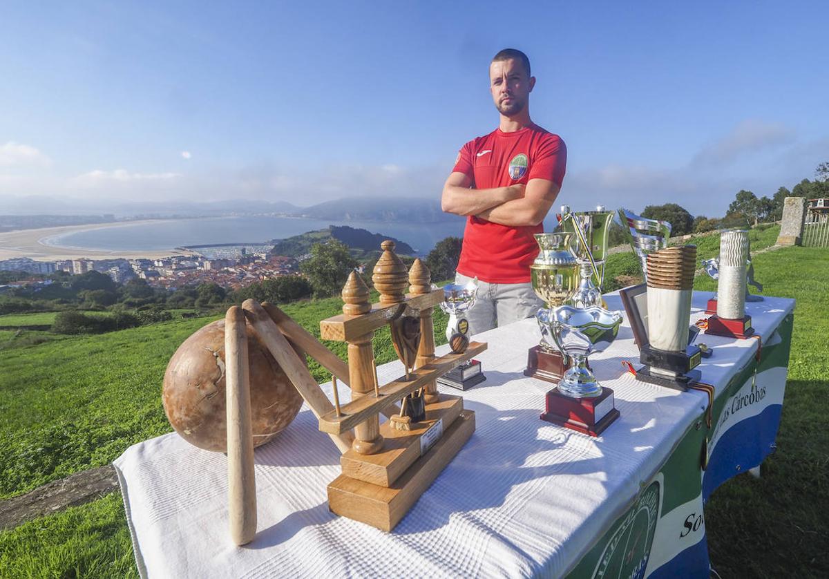 Miguel del Río en Las Cárcobas, con todos los trofeos ganados esta temporada.