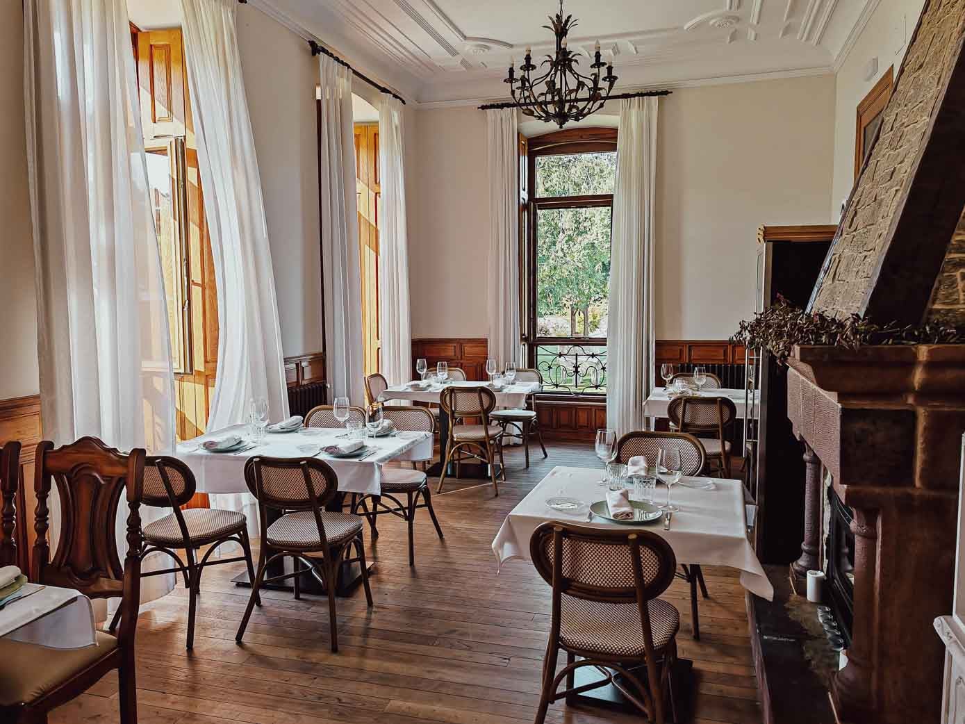 Comedor del restaurante 'La Semilla', con chimenea de la casa original.