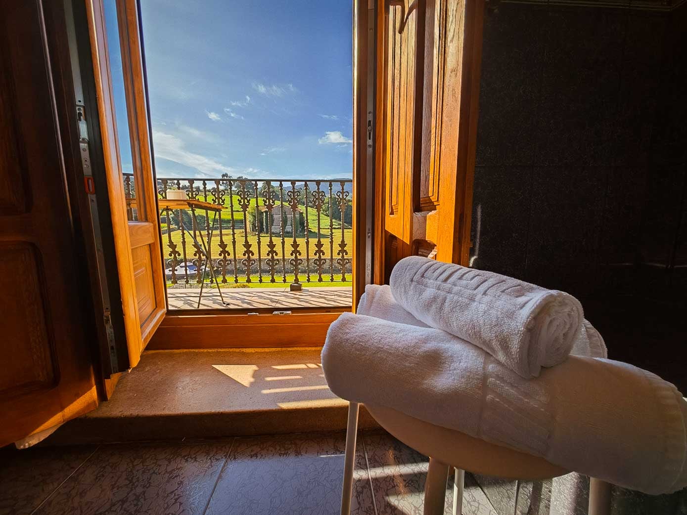 Uno de los cuartos de baño, con salida uno de los balcones.