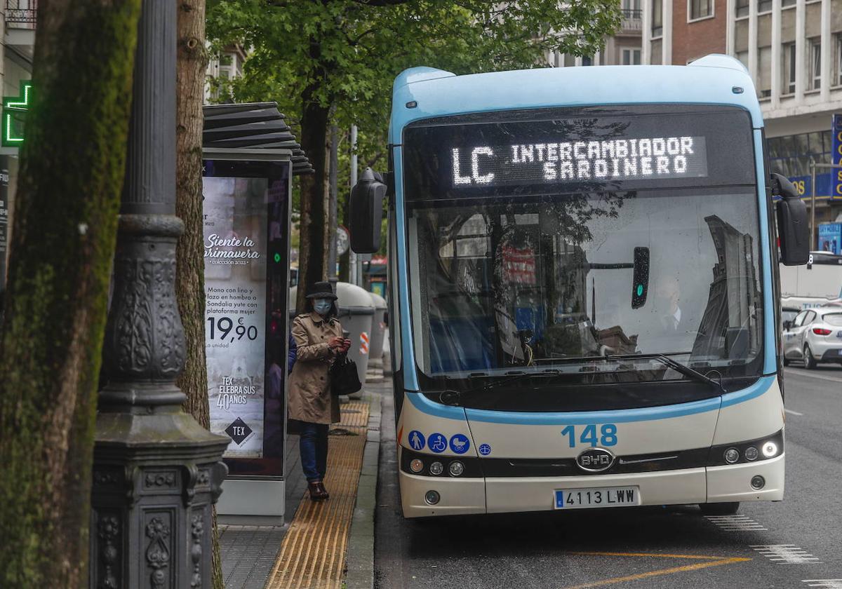 Un autobús de la Línea Central del TUS, una de las afectadas por las incidencias durante el verano.