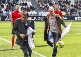 Fede Castaños chuta el balón en el homenaje en El Plantío en 2023.