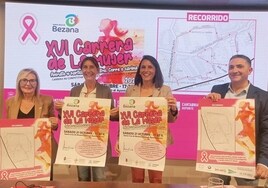 La presidenta de Amuccam, Antonia Gimón, la directora general de Deportes, Susana Ruiz, la alcaldesa de Bezana, Carmen Pérez y el concejal de Deportes, Pedro Izquierdo, durante la presentación de la prueba.