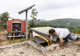El Ayuntamiento de Valderredible utilizó su camión cisterna este verano para rellenar depósitos de agua en algunos pueblos.