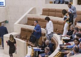 Los diputados socialistas, en el momento en el que abandonaron el Pleno del Parlamento a modo de protesta.