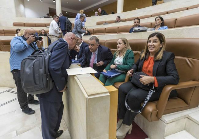 María José Sáenz de Buruaga, ayer en su escaño del Parlamento, antes del inicio del Pleno.