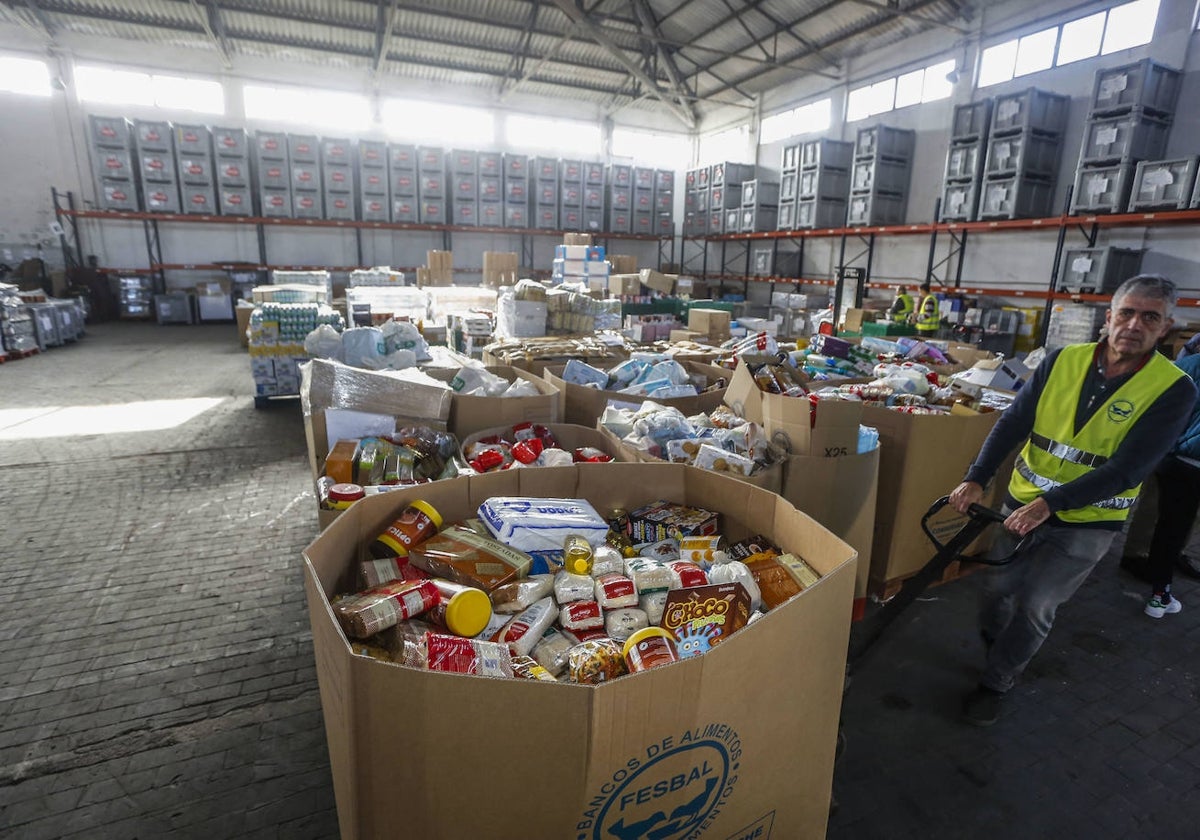 Un voluntario en el almacén del Banco de Alimentos de Cantabria