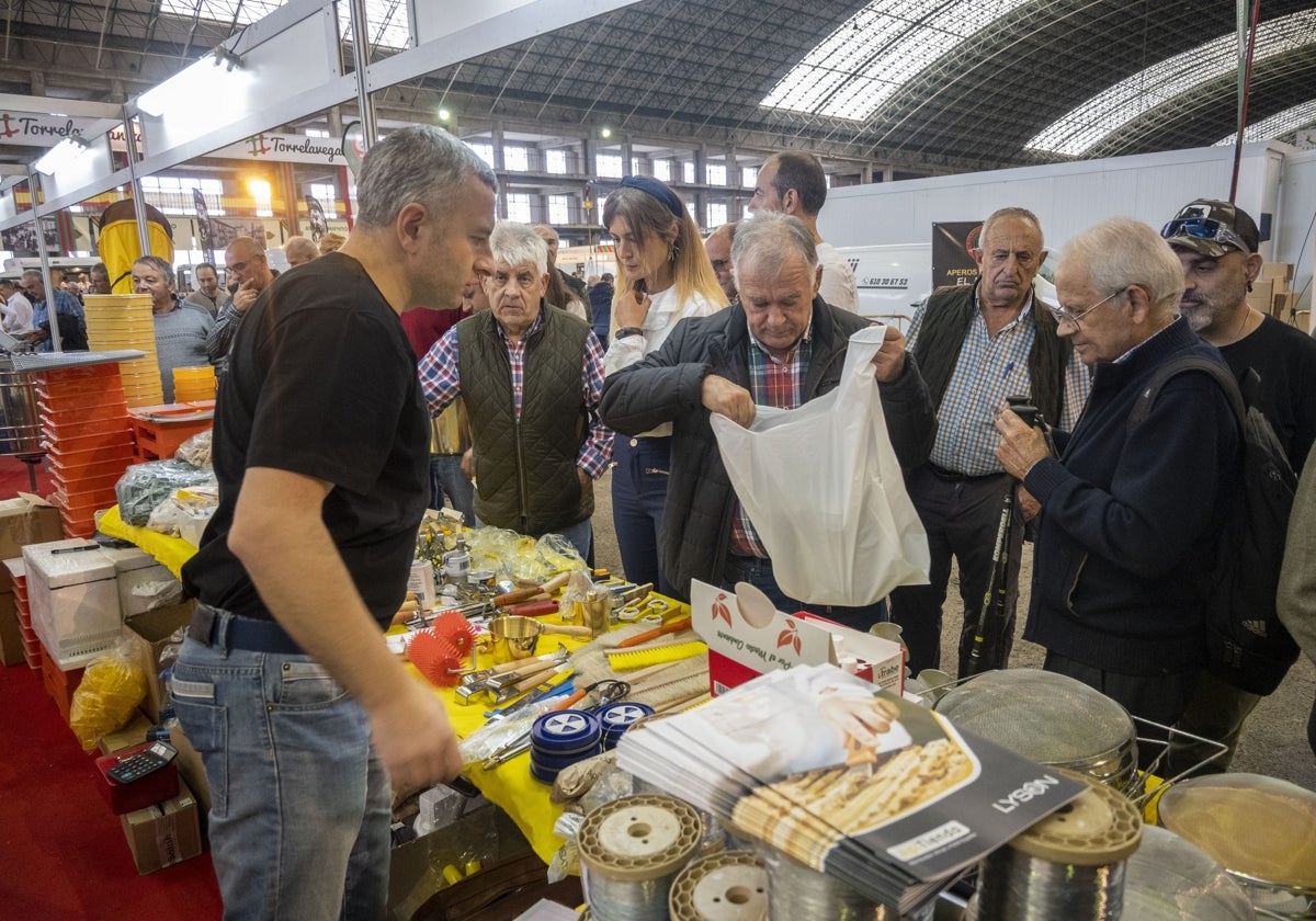 La feria congrega a cientos de apicultores y aficionados.