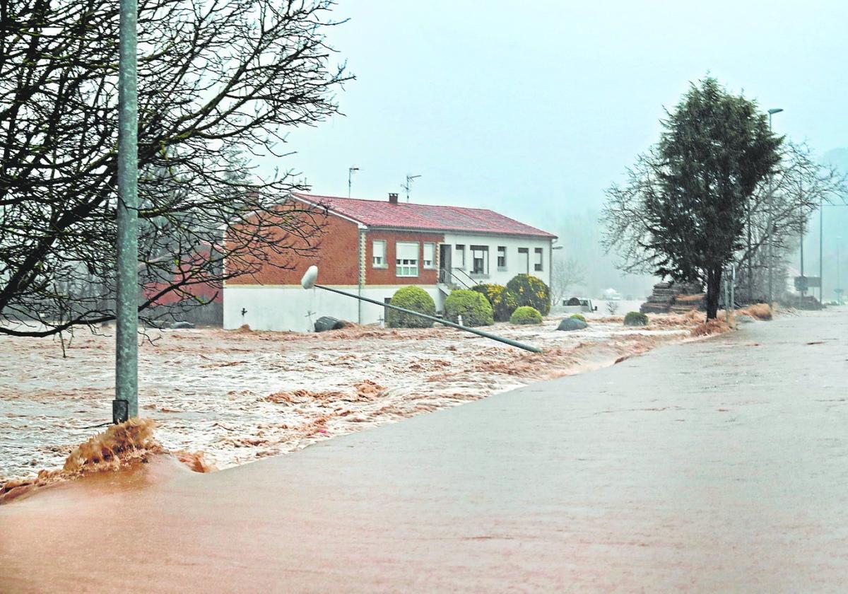 Una de las grandes avenidas del río Saja a su paso por Caranceja en 2019.