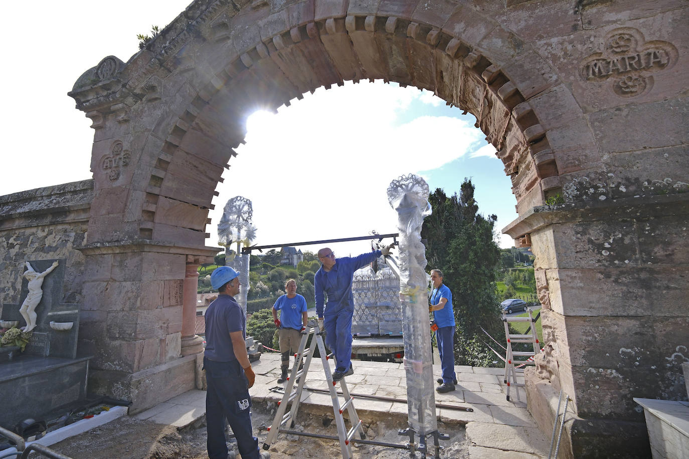 Los expertos preparan el terreno para la instalación de las piezas. 