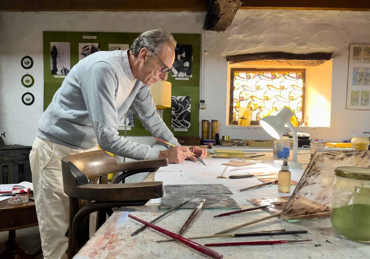 Alfredo Piris, trabajando en su estudio de Pámanes.