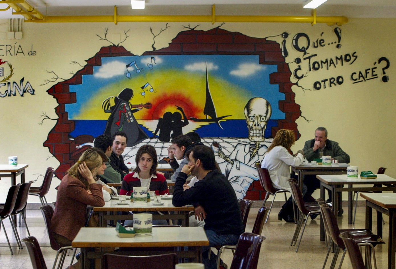 Alumnos en la cafetería de la Facultad de Medicina de la Universidad de Cantabria en 2006.