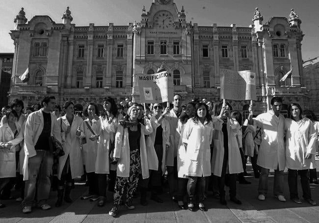 Alumnos se manifiestan frente al Ayuntamiento en 2008.