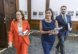 La alcaldesa Gema Igual presenta los presupuestos para 2024 acompañada de los concejales Margarita Rojo y Javier García.