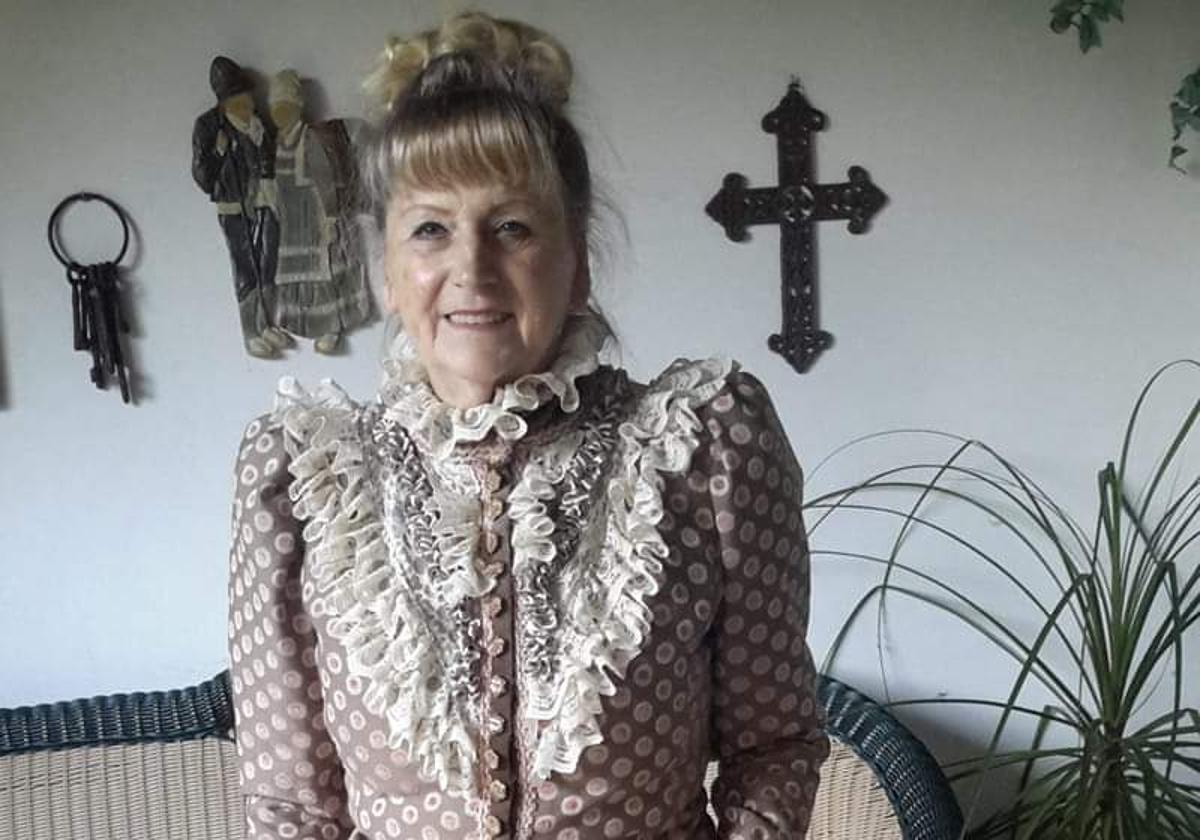 Vera Simons, con uno de los trajes de época confeccionado por ella.