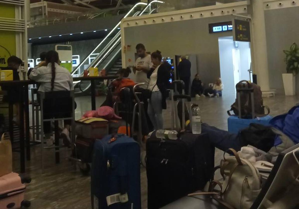 Pasajeros tirados en el aeropuerto de Zaragoza, donde muchos han pasado la noche.