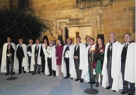 Integrantes de la Hermandad de los Caballeros de Santo Toribio, durante un acto.