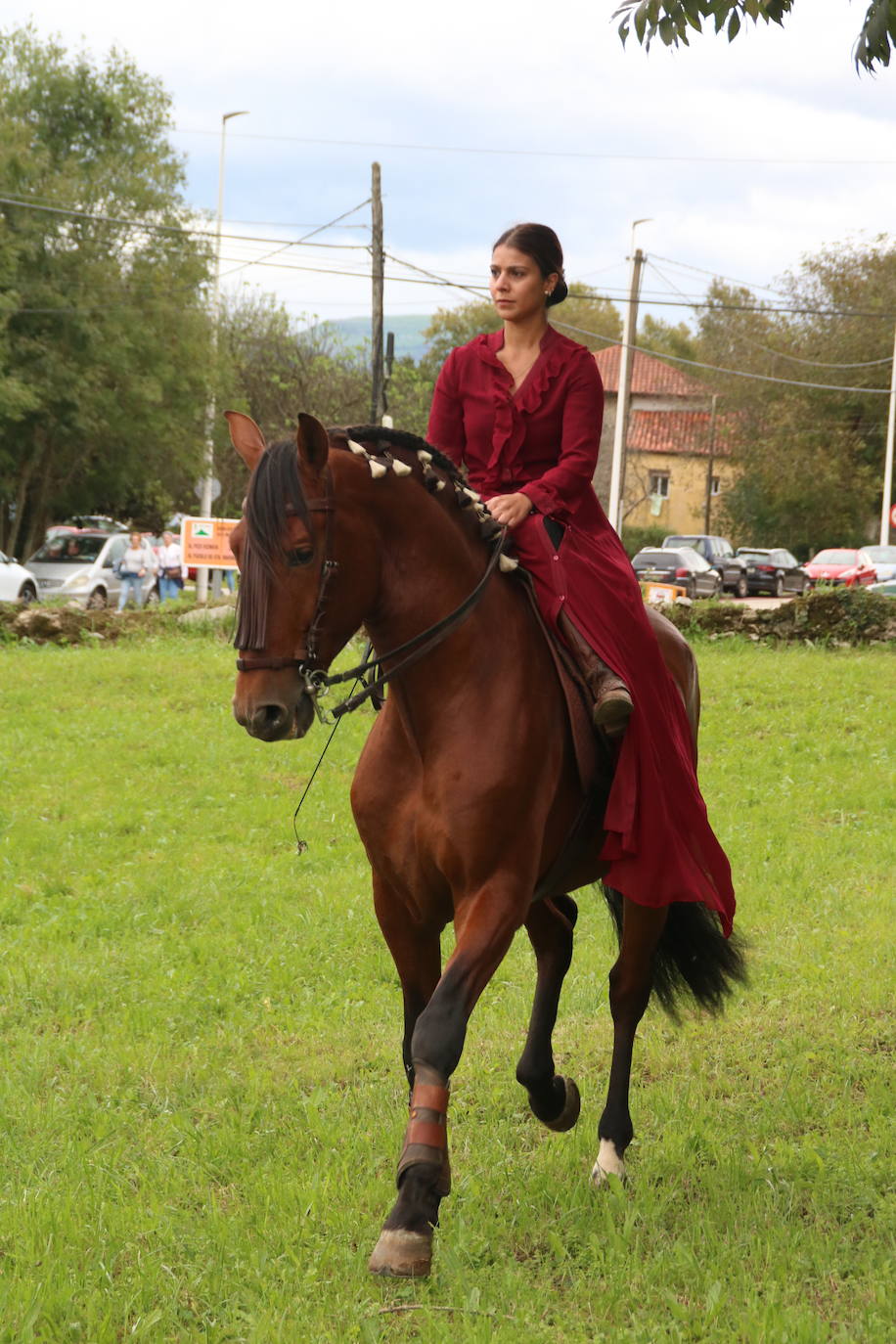 Una mujer monta con su vestido al estilo amazona.