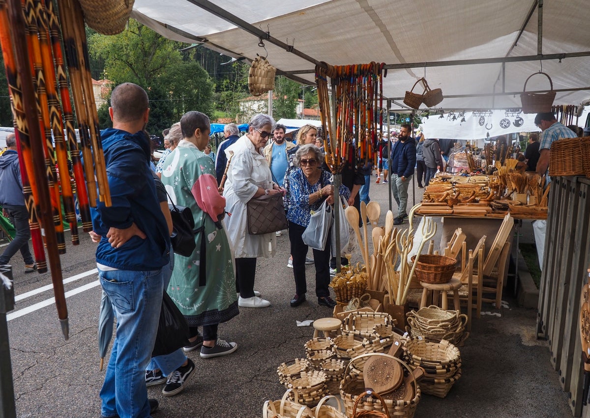 Imagen secundaria 1 - Pese a no haber feria el mercado atrajo a mucha gente, aunque menos de lo habitual.