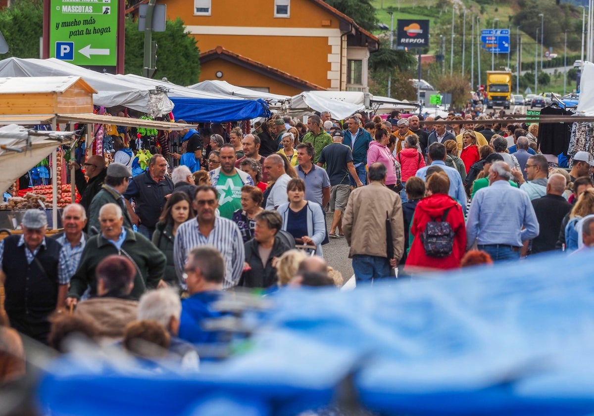 Imagen principal - Pese a no haber feria el mercado atrajo a mucha gente, aunque menos de lo habitual.