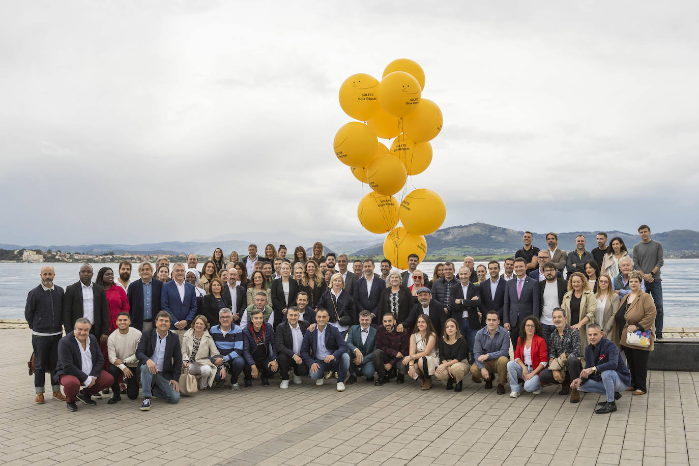 Foto de familia en el muelle de Gamazo, con la Bahía de Santander de fondo.