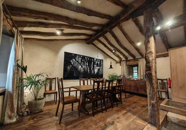 Comedor de la cabaña 'Arce', con suelos y vigas antiguas de roble.